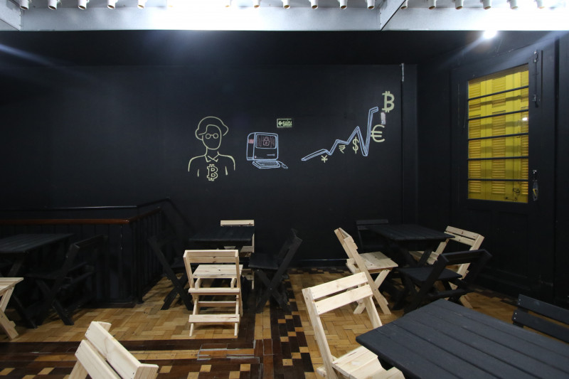 O espa&ccedil;o conta com diversas decora&ccedil;&otilde;es tem&aacute;ticas do universo cripto Foto: Luiza Prado/JC