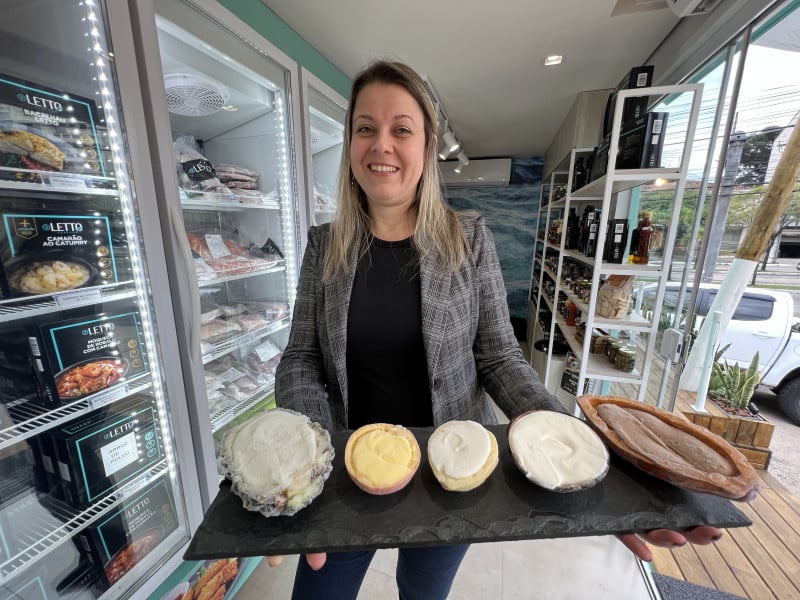 {'nm_midia_inter_thumb1':'https://www.jornaldocomercio.com/_midias/jpg/2022/07/09/206x137/1_img_3740-9684210.jpg', 'id_midia_tipo':'2', 'id_tetag_galer':'', 'id_midia':'62ca3c9f948fc', 'cd_midia':9684210, 'ds_midia_link': 'https://www.jornaldocomercio.com/_midias/jpg/2022/07/09/img_3740-9684210.jpg', 'ds_midia': 'Minuto Varejo - Letto Sea Food - franquia de frutos do mar - Francisco Noveletto - sorvetes na casca - Tropicatto - Aline Noveletto segura tábua com sabores - Porto Alegre - posto de combustível - comércio - ex - Multison', 'ds_midia_credi': 'PATRÍCIA COMUNELLO/ESPECIAL/JC', 'ds_midia_titlo': 'Minuto Varejo - Letto Sea Food - franquia de frutos do mar - Francisco Noveletto - sorvetes na casca - Tropicatto - Aline Noveletto segura tábua com sabores - Porto Alegre - posto de combustível - comércio - ex - Multison', 'cd_tetag': '1', 'cd_midia_w': '800', 'cd_midia_h': '600', 'align': 'Left'}