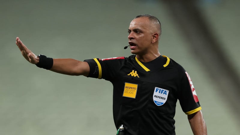 O árbitro ficará afastado do primeiro escalação do futebol brasileiro por tempo indeterminado