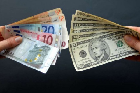 Moedas Globais: dólar opera de lado ante rivais, com negociações EUA x Irã e à espera do Fed
