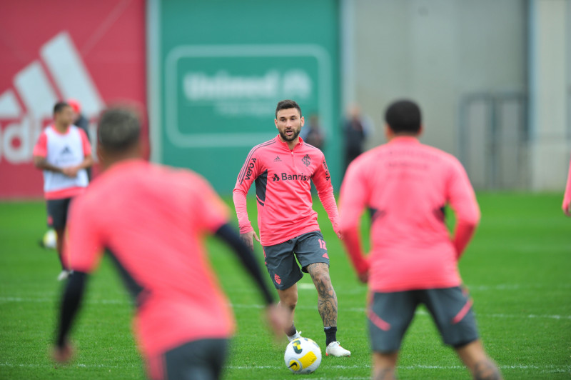 Para Mano Menezes, Boschilia tem as características que mais se assemelham as de Alan Patrick