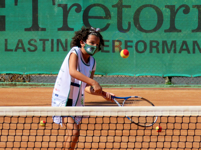 Iniciativa criada no ano 2000, no bairro Belém Novo, em Porto Alegre, utiliza a prática do tênis para promover a inclusão social de 150 crianças
