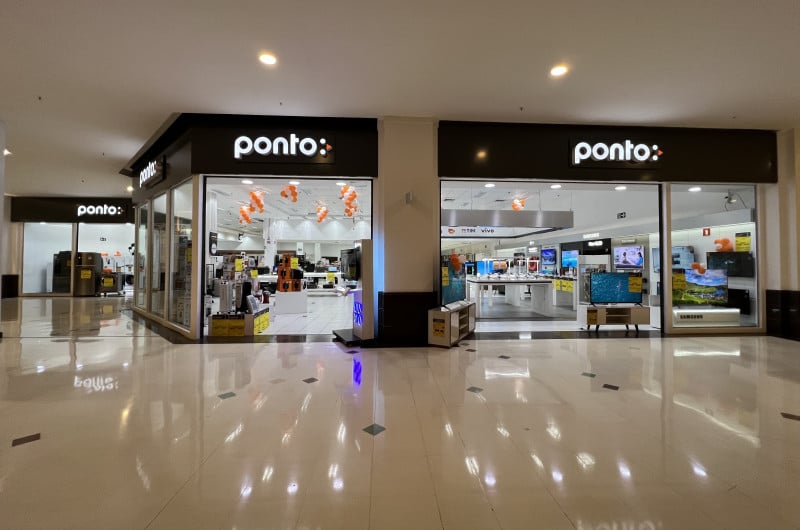 Filial dá descontos em produtos da loja situada no segundo piso do shopping antes de fechar