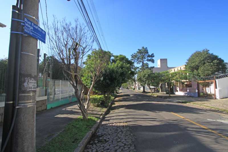 Via que recebe o nome do poeta e jornalista liga as avenidas Ipiranga e Bento Gonçalves