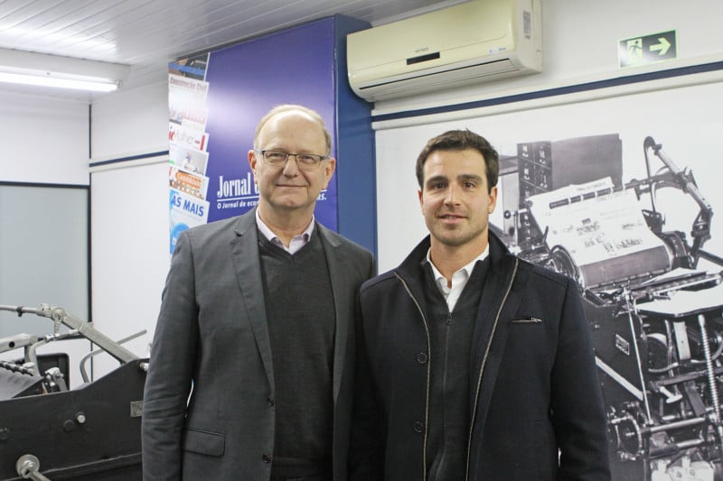 Ingo Voelcker (e), CEO da Auxiliadora Predial, foi recebido pelo diretor de Operações do JC, Giovanni Tumelero 