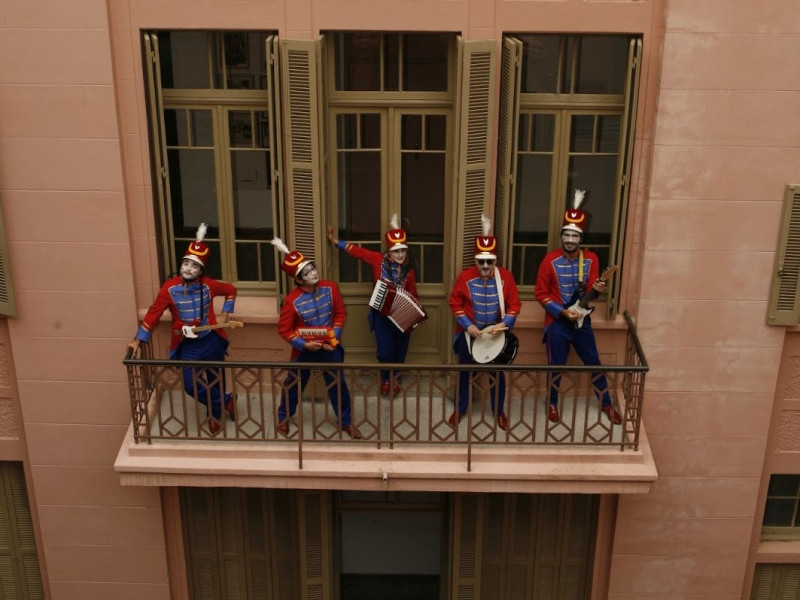 Apresentação gratuita e híbrida da Orquestra de Brinquedos acontece no domingo, com entrada franca