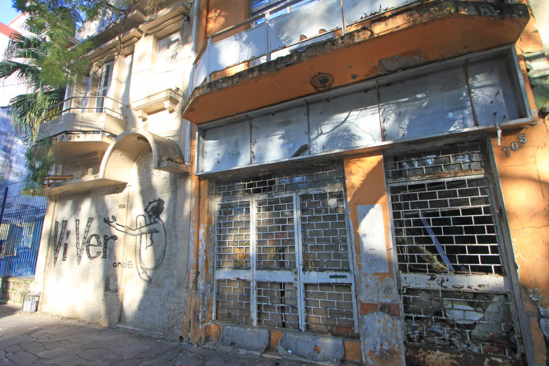 Fotos  das casas desocupadas nos fundos do HPS para a coluna Pensar a Cidade