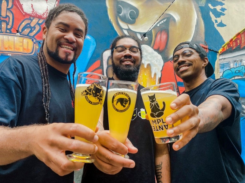 Thiago Rosário (e), Daniel Dias (c) e Diego Dias, sócios da Cervejaria Implicantes, celebram resultados 