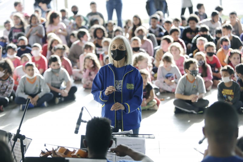Cecilia em apresentação na Escola Municipal Afonso Guerreiro Lima