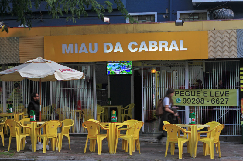Fotos dos bares Miau da Cabral e El Aguante, na esquinda da Miguel Tostes com a Cabral, para o GE nos bairros Foto: ANDRESSA PUFAL/JC