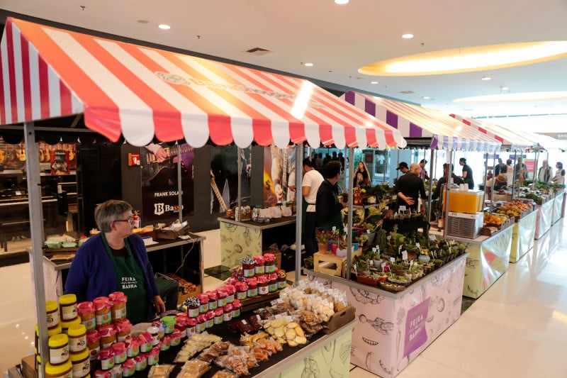 São 10 barraquinhas que vendem desde frutas e verduras a doces, pães e queijos