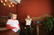 Luiza  e Mel tocam o Uli Bier, negócio que reúne bar, brechó e atelier no Rio Branco