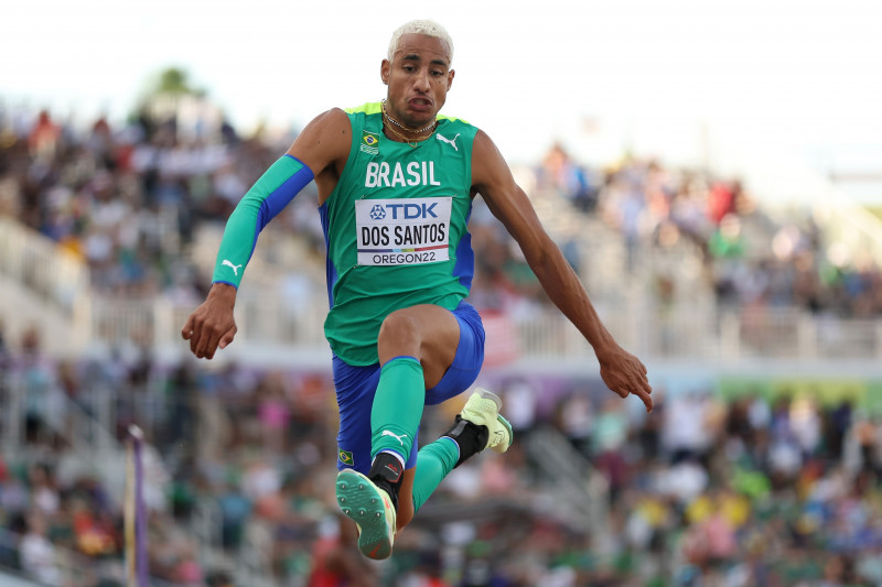 Almir, atleta da Sogipa, fez o nono melhor tempo na fase eliminat&oacute;ria, saltando 16,71m
