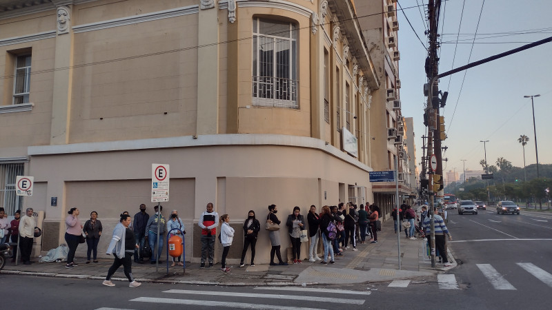 A fila dobrava a esquina da Avenida João Pessoa com a Venâncio Aires para atendimento na SMDS