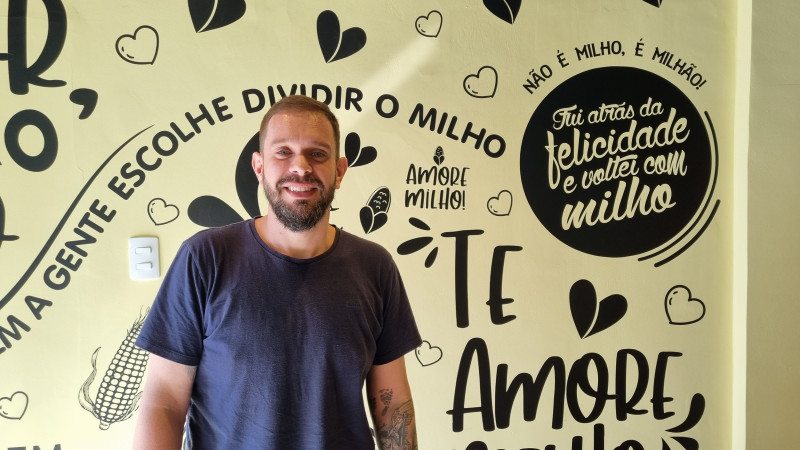 Maikon da Rolt Tramontin comanda a loja em Porto Alergre, que fica no bairro Moinhos de Vento Foto: DUDA GUERRA/JC