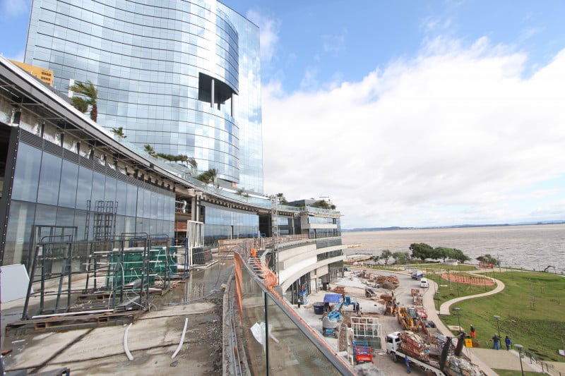 Nova fachada e parque público já mudam a paisagem n trecho da orla em Porto Alegre