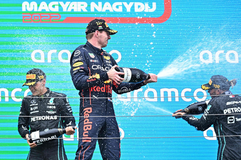 Max Verstappen, Lewis Hamilton e George Russel fizeram o pódio da 13ª prova da temporada