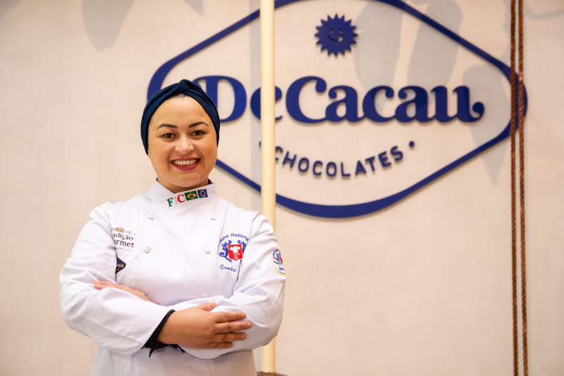 A chocolatier Camila Santos é responsável pelas criações da marca Foto: Elisa Assmann/Divulgação/JC
