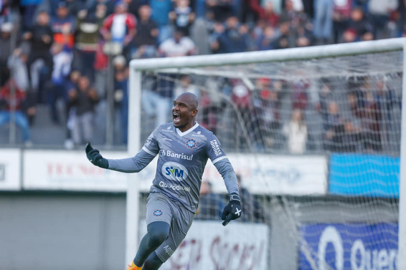 André Lucas foi o herói do Caxias, garantindo a equipe da Serra na próxima fase da competição
