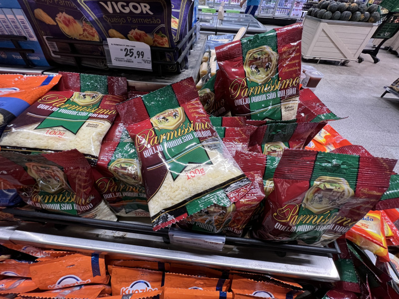 {'nm_midia_inter_thumb1':'https://www.jornaldocomercio.com/_midias/jpg/2022/08/02/206x137/1_parmissimo_marca_queijo_recuperacao_judicial_4-9708630.jpg', 'id_midia_tipo':'2', 'id_tetag_galer':'', 'id_midia':'62e968cae8272', 'cd_midia':9708630, 'ds_midia_link': 'https://www.jornaldocomercio.com/_midias/jpg/2022/08/02/parmissimo_marca_queijo_recuperacao_judicial_4-9708630.jpg', 'ds_midia': 'Minuto Varejo - queijo parmes&atilde;o Parm&iacute;ssimo - alimento - recupera&ccedil;&atilde;o judicial - queijo - marca ga&uacute;cha - consumo - crise - supermercado - produto', 'ds_midia_credi': 'PATR&Iacute;CIA COMUNELLO/ESPECIAL/JC', 'ds_midia_titlo': 'Minuto Varejo - queijo parmes&atilde;o Parm&iacute;ssimo - alimento - recupera&ccedil;&atilde;o judicial - queijo - marca ga&uacute;cha - consumo - crise - supermercado - produto', 'cd_tetag': '1', 'cd_midia_w': '800', 'cd_midia_h': '600', 'align': 'Left'}