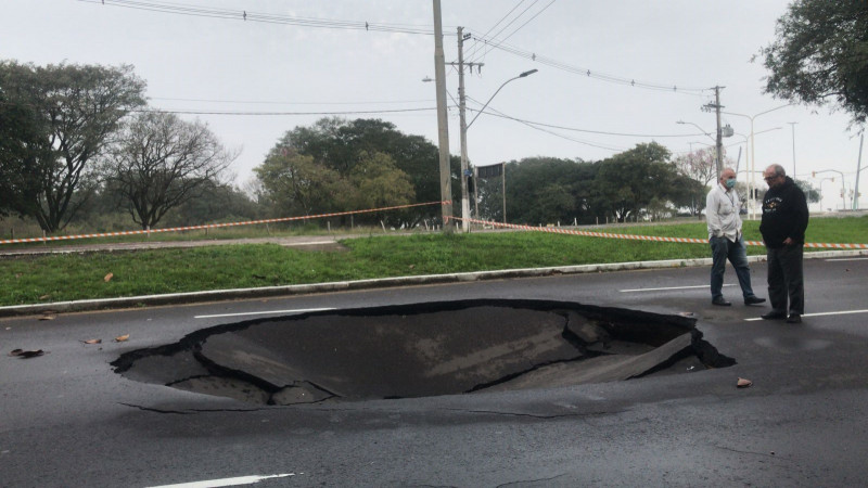 O local é uma travessia de drenagem pluvial e fica próximo ao acesso à Orla do Guaíba