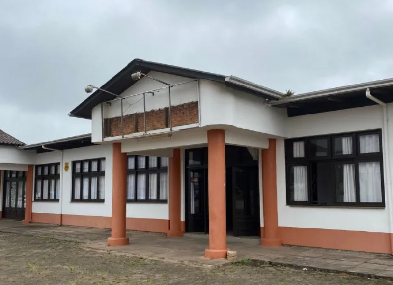 {'nm_midia_inter_thumb1':'https://www.jornaldocomercio.com/_midias/jpg/2022/08/03/206x137/1_rodoviaria_torres2-9709813.jpg', 'id_midia_tipo':'2', 'id_tetag_galer':'', 'id_midia':'62eaaeee46d77', 'cd_midia':9709813, 'ds_midia_link': 'https://www.jornaldocomercio.com/_midias/jpg/2022/08/03/rodoviaria_torres2-9709813.jpg', 'ds_midia': 'Terminal provis&oacute;rio de embarque e desembarque de &ocirc;nibus em Torres funciona na Estrada do Mar, onde antes era a Churrascaria Mirim', 'ds_midia_credi': 'R&aacute;dio Maristela/Divulga&ccedil;&atilde;o/JC', 'ds_midia_titlo': 'Terminal provis&oacute;rio de embarque e desembarque de &ocirc;nibus em Torres funciona na Estrada do Mar, onde antes era a Churrascaria Mirim', 'cd_tetag': '1', 'cd_midia_w': '800', 'cd_midia_h': '580', 'align': 'Left'}