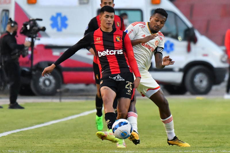 Pressionado em boa parte do jogo, Inter teve a grande chance com Edenilson, que parou em Cáceda