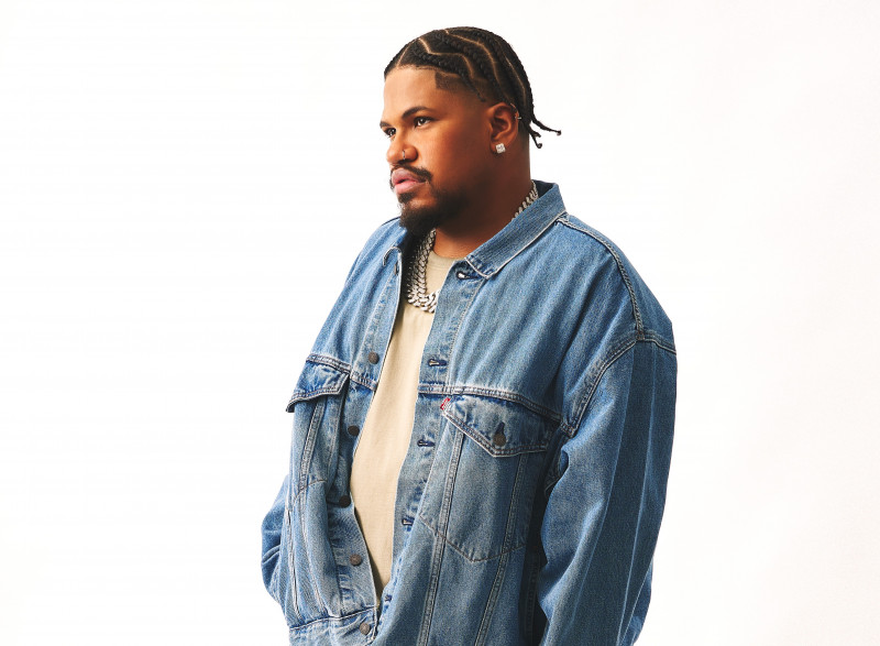 Cantor apresenta hits da carreira e parcerias com outros artistas