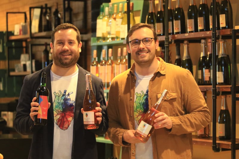 Renan Perovano e Raphael Campo s&atilde;o os nomes por tr&aacute;s da Inclusive Wine Foto: LUIZA PRADO/JC