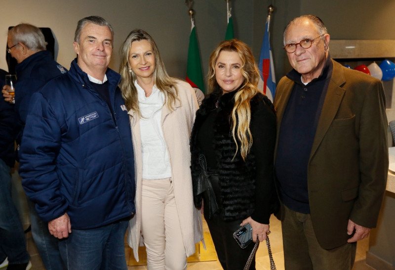 Paulo Kolberg Bing e Cláudia Scheer Bing com Soraya e Carlos Alberto Abbud na inauguração do Pub do Tênis, no União Petrópole