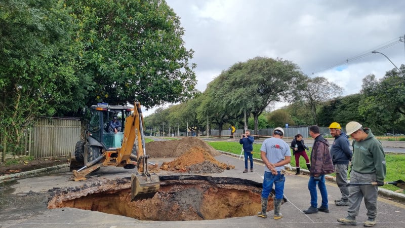 Cratera na avenida Loureiro da Silva foi causada por rompimento em canalização pluvial
