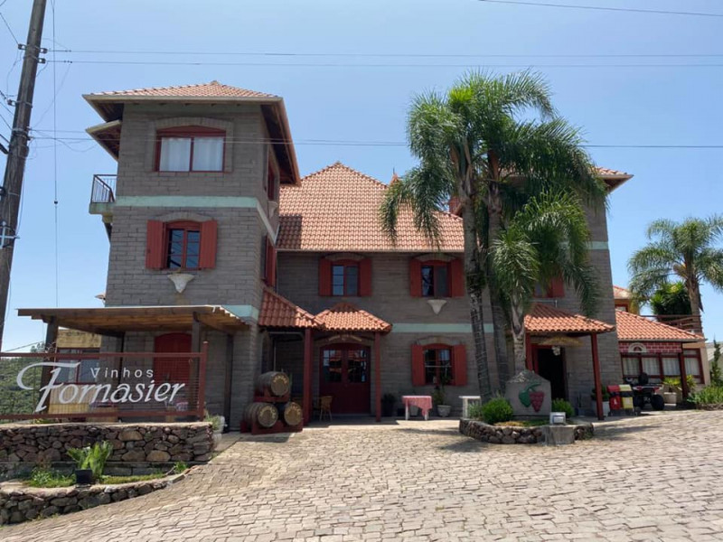 Cartão postal de Pinto Bandeira, a Pousada Fornasier é conhecida pela hospedagem e vinhos autorais