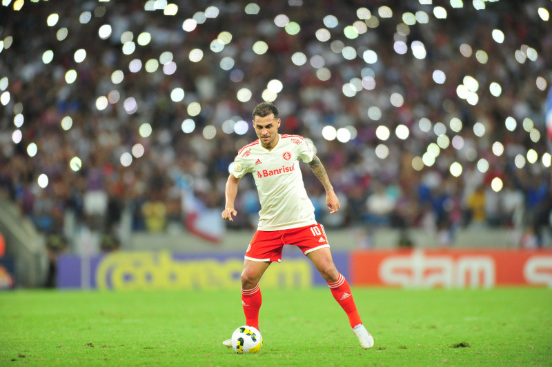 Após atuar durante todo o jogo contra o Fortaleza, Alan Patrick será reavaliado nesta terça (9)