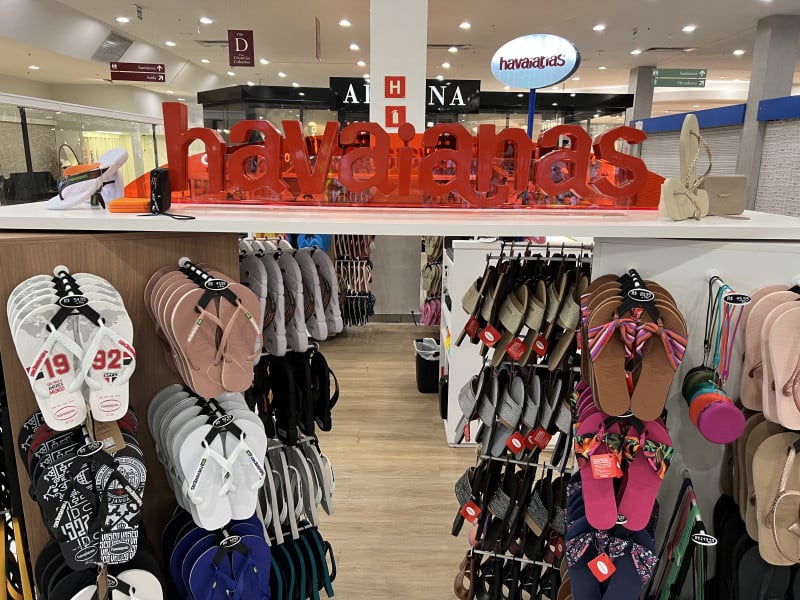 A loja Calçados Guarani, de Brusque (SC), esgotou em poucas horas o estoque de chinelos da marca após colocar os pares à venda por R$ 1