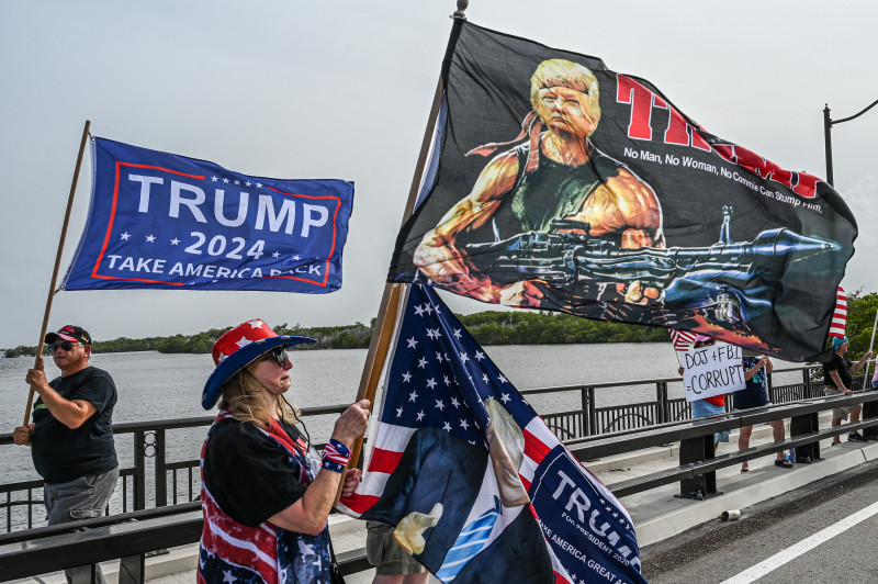 Apoiadores fazem plantão em frente à casa de Trump na Flórida