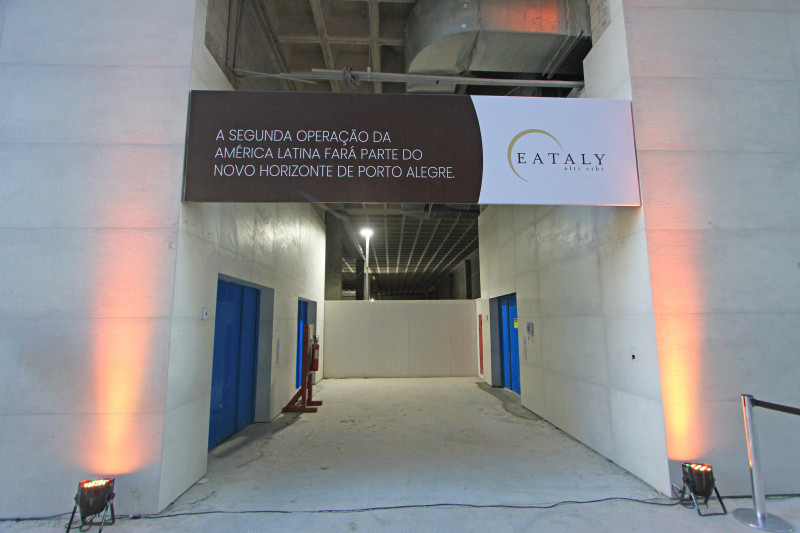 Placa no acesso ao futuro food market alertou para a possível instalação da marca no Pontal