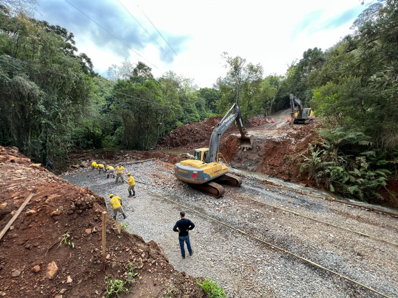 Obras incluem estradas secundárias no interior do município, como na Linha 28