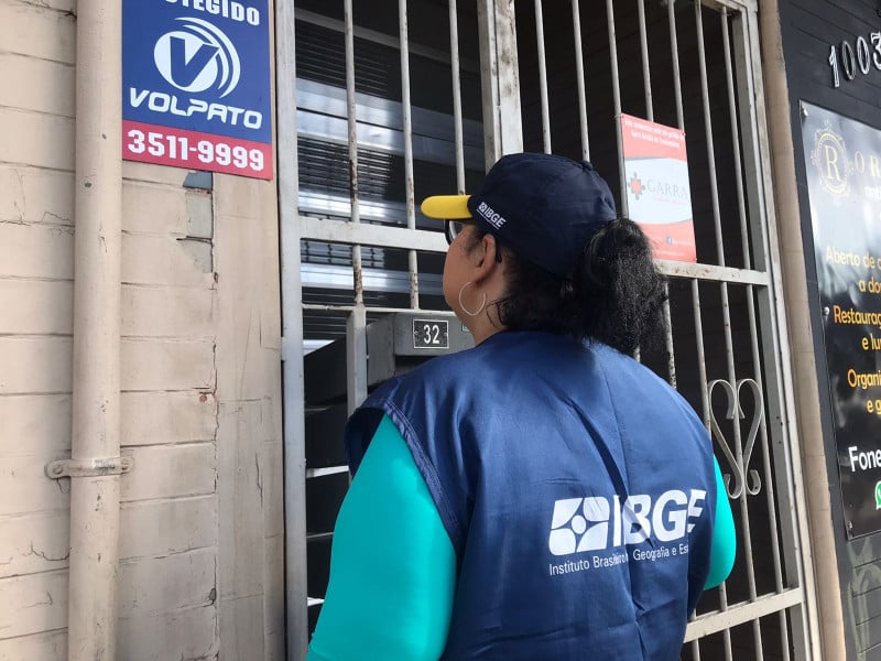 Recenseadores usam uniformes com colete e boné do IBGE, além de portarem documento