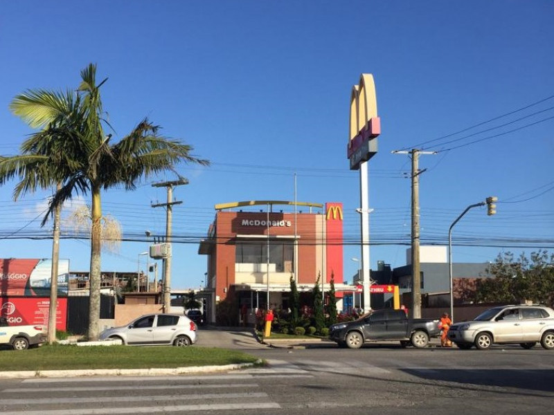 Unidade da marca de fast-food foi aberta em 2016 e fica em avenida com forte fluxo na cidade