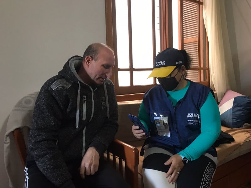 {'nm_midia_inter_thumb1':'https://www.jornaldocomercio.com/_midias/jpg/2022/08/11/206x137/1_ibge4-9720178.jpg', 'id_midia_tipo':'2', 'id_tetag_galer':'', 'id_midia':'62f53395af6fc', 'cd_midia':9720178, 'ds_midia_link': 'https://www.jornaldocomercio.com/_midias/jpg/2022/08/11/ibge4-9720178.jpg', 'ds_midia': 'Trabalho dos recenseadores do IBGE pelas ruas de Porto Alegre', 'ds_midia_credi': 'Estfany/Especial/JC', 'ds_midia_titlo': 'Trabalho dos recenseadores do IBGE pelas ruas de Porto Alegre', 'cd_tetag': '1', 'cd_midia_w': '800', 'cd_midia_h': '600', 'align': 'Left'}