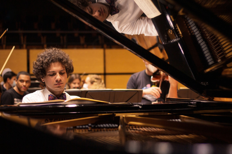 O pianista Fabio Martino participa como solista convidado