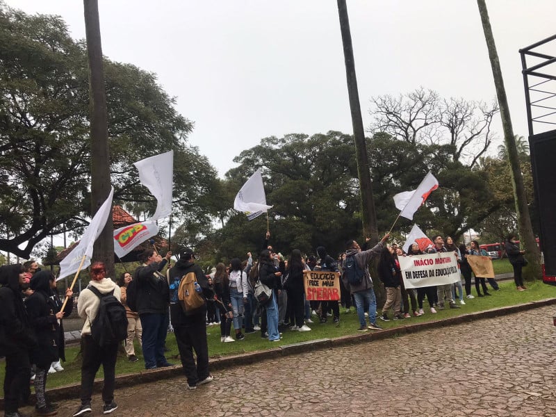 Ato em favor da democracia reuniu estudantes em frente ao colégio Júlio de Castilhos