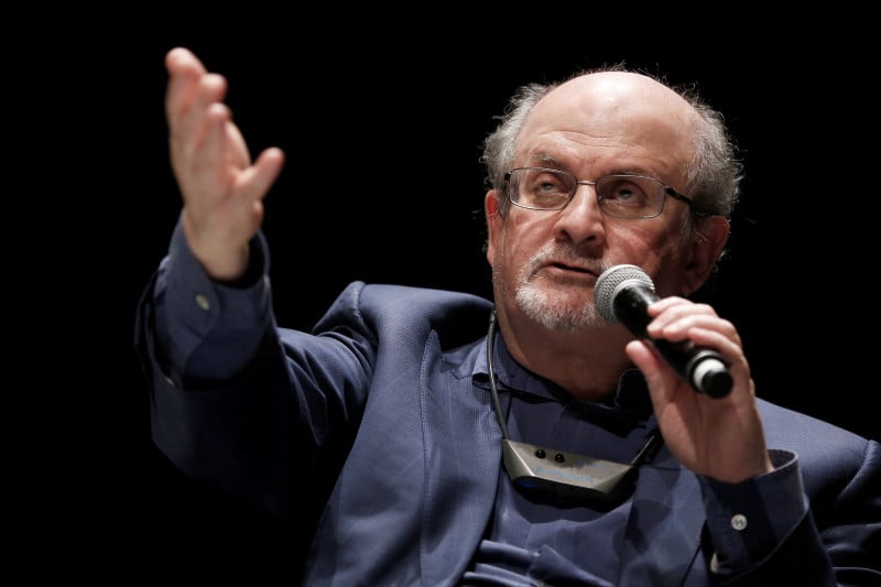 Hadi Matar foi motivado pela condena&ccedil;&atilde;o de Rushdie &agrave; morte por parte do aiatol&aacute; Khomeini