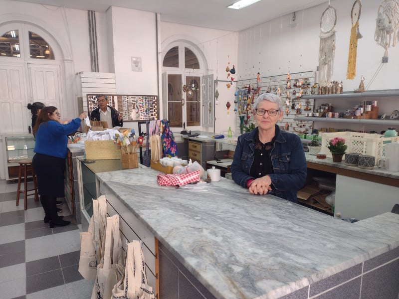 A Asposol vende produtos confeccionados por 36 artesãos gaúchos, entre eles, Sueli Lopes