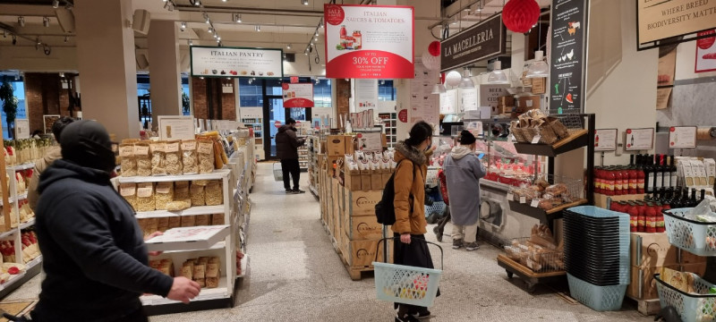 {'nm_midia_inter_thumb1':'https://www.jornaldocomercio.com/_midias/jpg/2022/08/12/206x137/1_whatsapp_image_2022_08_12_at_12_49_01__1_-9721556.jpeg', 'id_midia_tipo':'2', 'id_tetag_galer':'', 'id_midia':'62f679e625c64', 'cd_midia':9721556, 'ds_midia_link': 'https://www.jornaldocomercio.com/_midias/jpg/2022/08/12/whatsapp_image_2022_08_12_at_12_49_01__1_-9721556.jpeg', 'ds_midia': 'Minuto Varejo - Eataly - loja em Nova Yotk - 14 street - gastronomia italiana - produtos - restaurantes - culinária - Itália - food market - turismo - alimentação - ', 'ds_midia_credi': 'PATRÍCIA COMUNELLO/ESPECIAL/JC', 'ds_midia_titlo': 'Minuto Varejo - Eataly - loja em Nova Yotk - 14 street - gastronomia italiana - produtos - restaurantes - culinária - Itália - food market - turismo - alimentação - ', 'cd_tetag': '1', 'cd_midia_w': '800', 'cd_midia_h': '360', 'align': 'Left'}