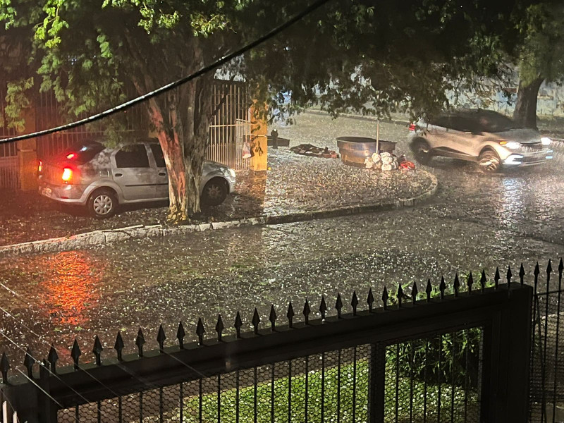 As ruas do bairro Santana, em Porto Alegre, ficaram branquinhas com a queda de granizo