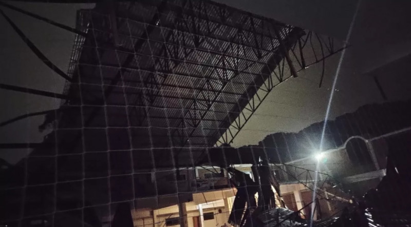 A estrutura de um centro de eventos na cidade serrana de Canela caiu com os fortes ventos