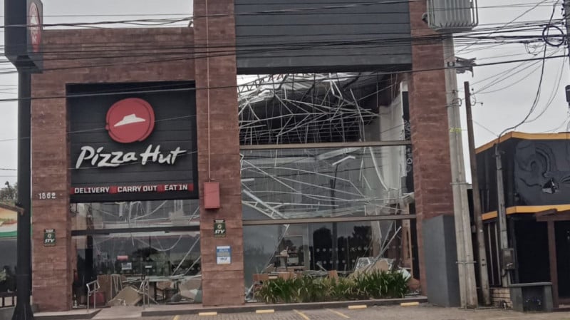 {'nm_midia_inter_thumb1':'https://www.jornaldocomercio.com/_midias/jpg/2022/08/16/206x137/1_faszjmyxgaa91v2-9725022.jpg', 'id_midia_tipo':'2', 'id_tetag_galer':'', 'id_midia':'62fbe3ecd06b0', 'cd_midia':9725022, 'ds_midia_link': 'https://www.jornaldocomercio.com/_midias/jpg/2022/08/16/faszjmyxgaa91v2-9725021.jpg', 'ds_midia': 'canoas - temporal - chuva - granizo - pizza hut', 'ds_midia_credi': 'Reprodu&Atilde;&sect;&Atilde;&pound;o/@metsul/Twitter/JC', 'ds_midia_titlo': 'canoas - temporal - chuva - granizo - pizza hut', 'cd_tetag': '1', 'cd_midia_w': '800', 'cd_midia_h': '449', 'align': 'Left'}