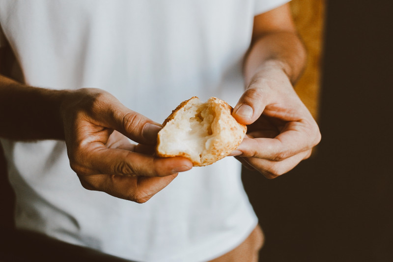 Com recheio de requeij&atilde;o, os p&atilde;es de quejo do Oh Br&uuml;der tem pegada mais tradicional Foto: OH BR&Uuml;DER/DIVULGA&Ccedil;&Atilde;O/JC