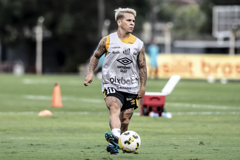 Sem atuar há mais de um mês, Soteldo deve ficar à disposição do Santos contra o Fortaleza